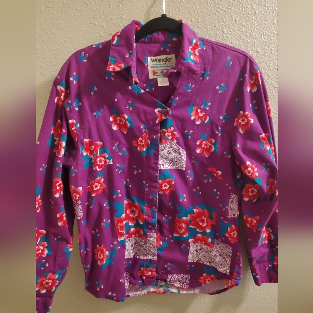 Vintage Wrangler Authentic Western Apparel Size Medium, Fushia flowers